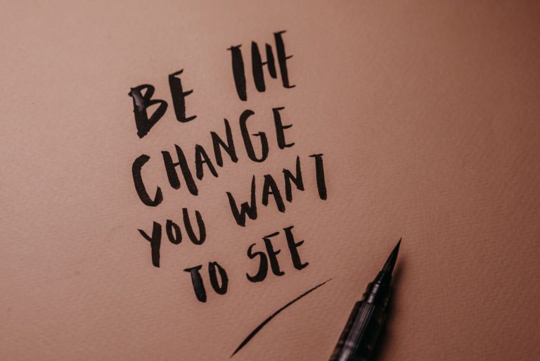 Apprendre le brush lettering : guide débutant et programme 30 jours