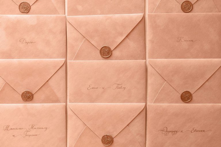 Calligraphie sur enveloppe de mariage : tuto feutre et astuces