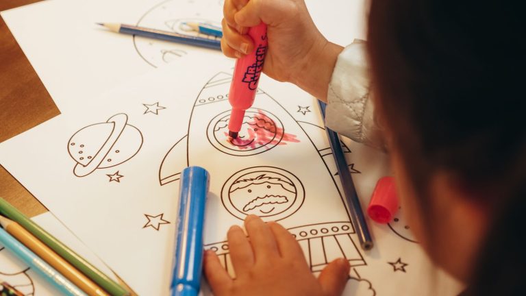 10 activités créatives au feutre pour enfants : idées et matériel