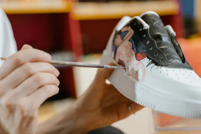 Comment customiser des baskets au feutre : tuto POSCA et Sharpie